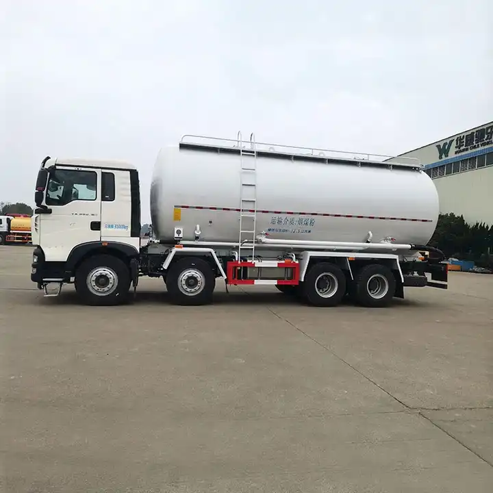 Sinotruk Howo 8*4 Bulk Dry Powder Material Transport Tanker 33CBM for Cement and Fly Ash