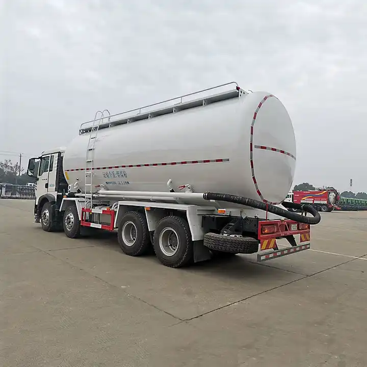 Sinotruk Howo 8*4 Bulk Dry Powder Material Transport Tanker 33CBM for Cement and Fly Ash Sinotruk Howo 8*4 Bulk Dry Powder Material Transport Tanker 33CBM for Cement and Fly Ash