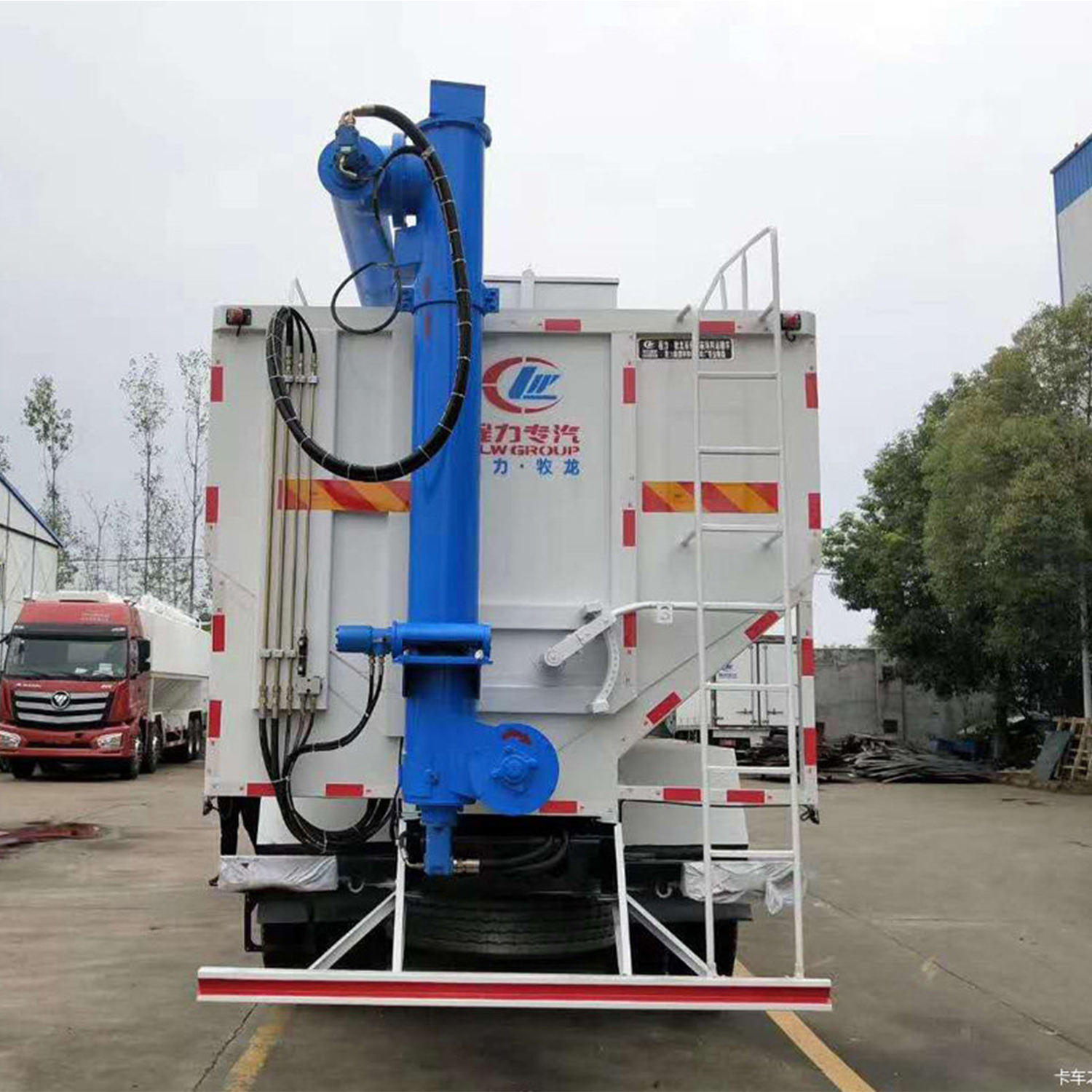 Dongfeng Tianlong 350hp 8X4 Bulk Feed Carrier Truck Diesel Manual 32m3 Powder Material Carrier Tank