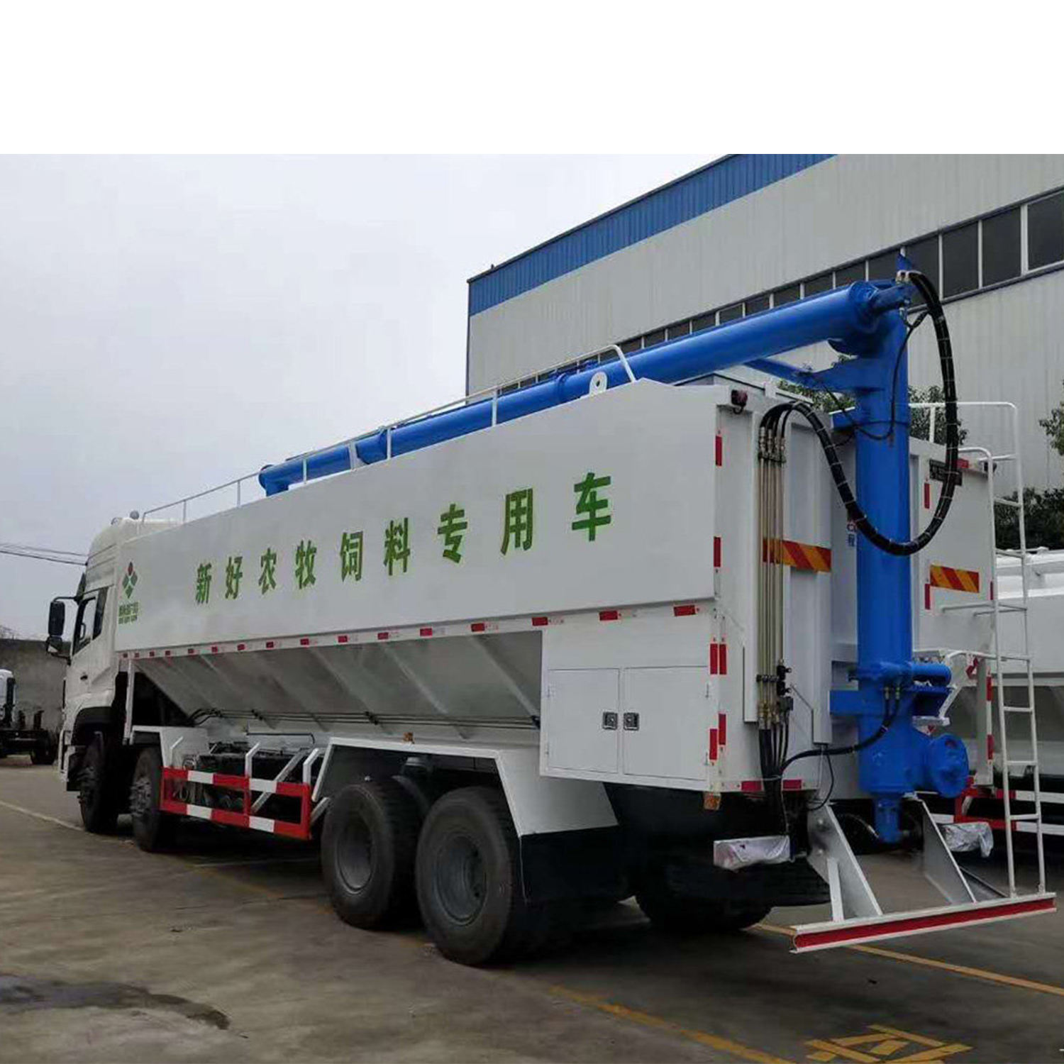 Dongfeng Tianlong 350hp 8X4 Bulk Feed Carrier Truck Diesel Manual 32m3 Powder Material Carrier Tank