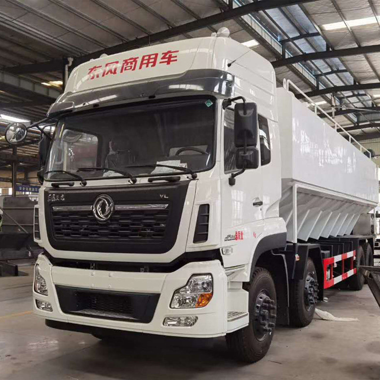 Dongfeng Tianlong 350hp 8X4 Bulk Feed Carrier Truck Diesel Manual 32m3 Powder Material Carrier Tank Dongfeng Tianlong 350hp 8X4 Bulk Feed Carrier Truck Diesel Manual 32m3 Powder Material Carrier Tank