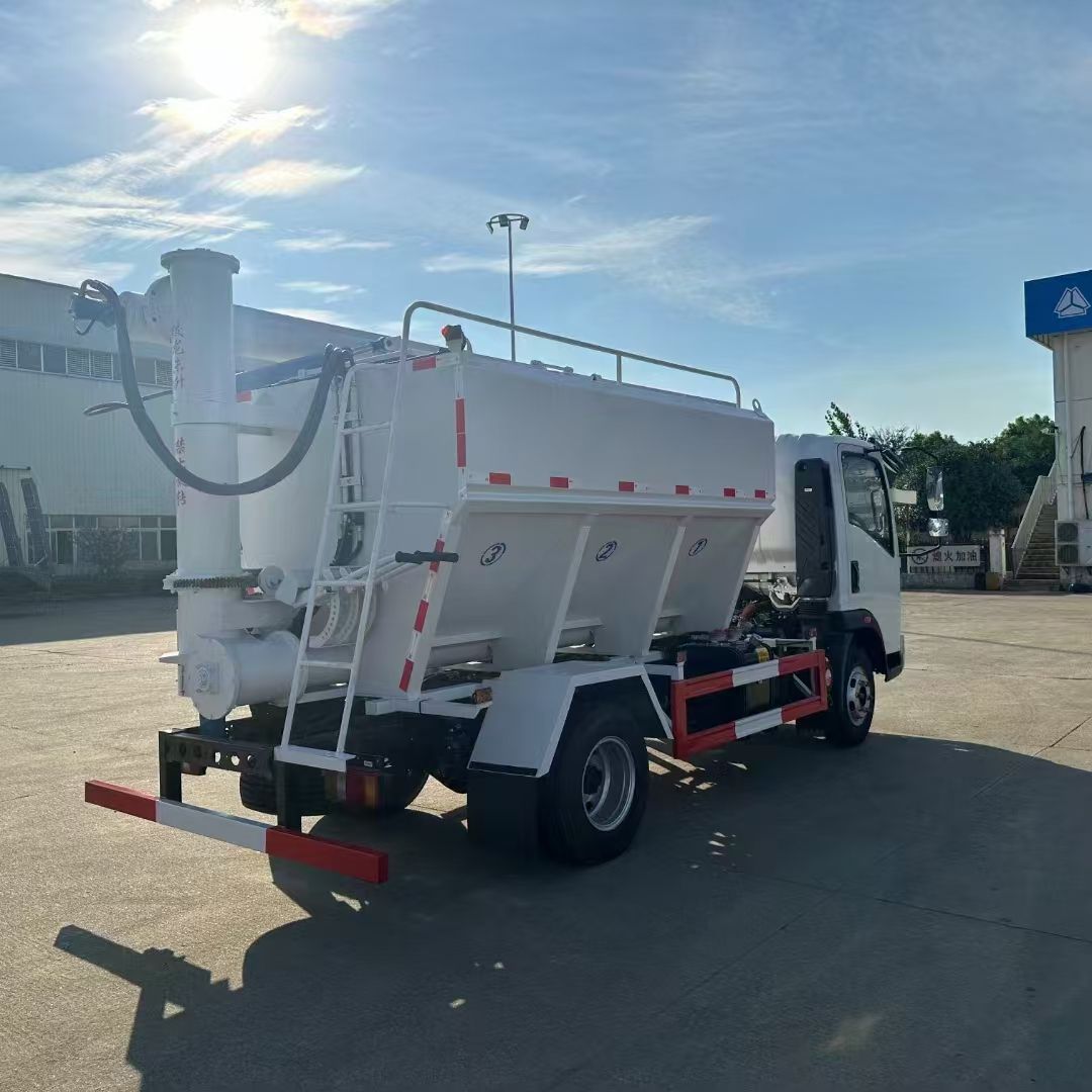 SINOTRUK Howo 4x2 Factory Price Small Bulk Feed Tank Truck Bulk Feed Discharge Truck