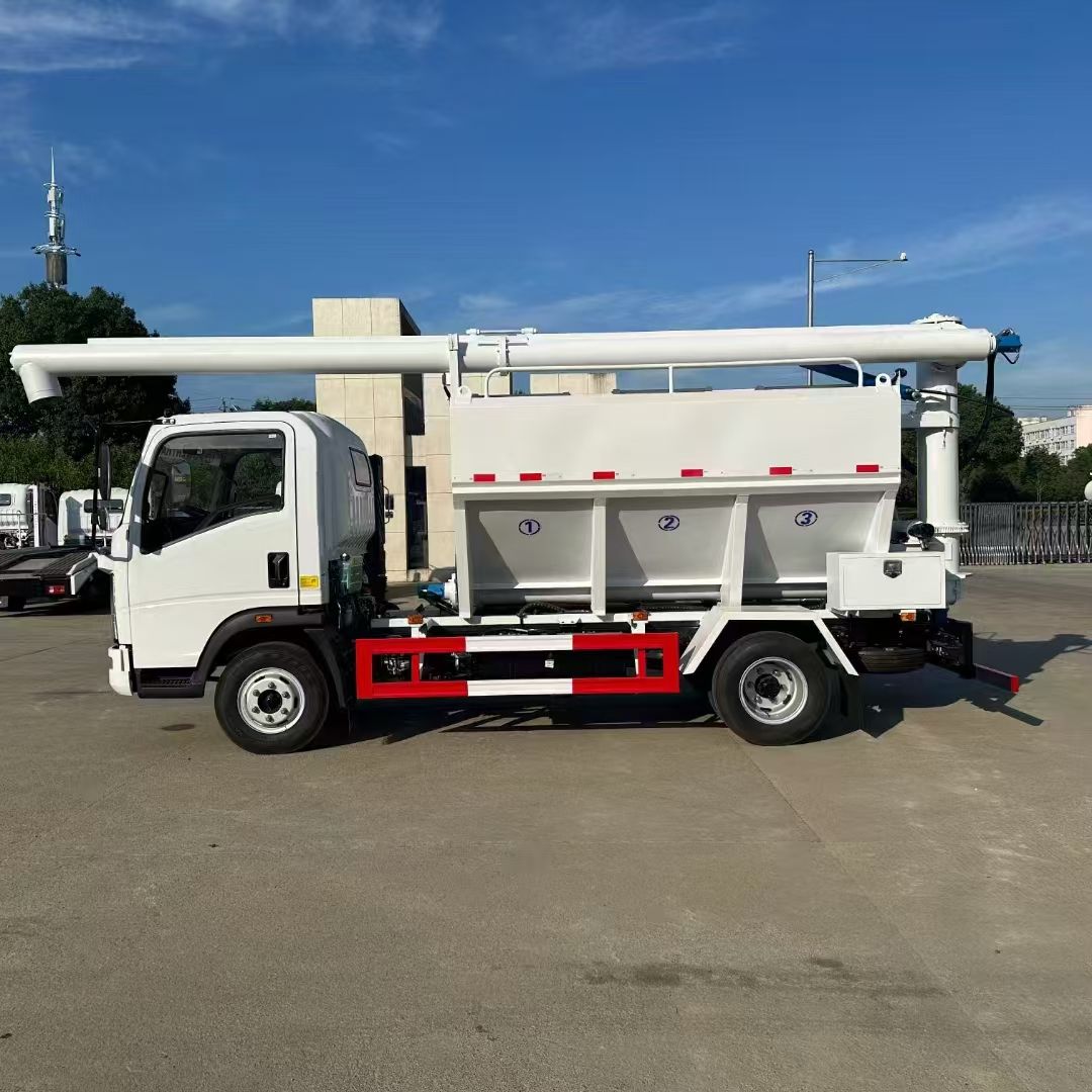 SINOTRUK Howo 4x2 Factory Price Small Bulk Feed Tank Truck Bulk Feed Discharge Truck SINOTRUK Howo 4x2 Factory Price Small Bulk Feed Tank Truck Bulk Feed Discharge Truck