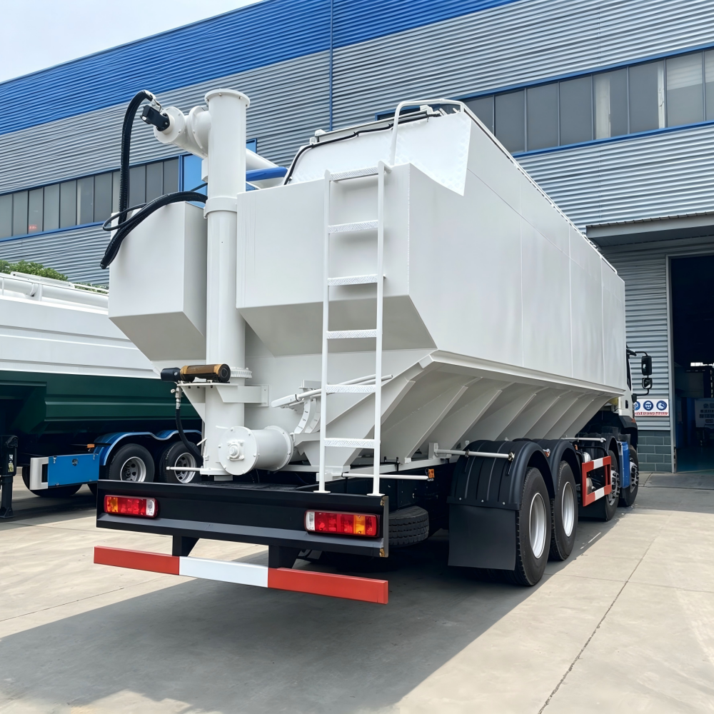 Foton 8x4 30-35 m³ Tank Bulk Feed Truck Diesel Feed Cargo Trucks for Grain and Animal Feed Hauling