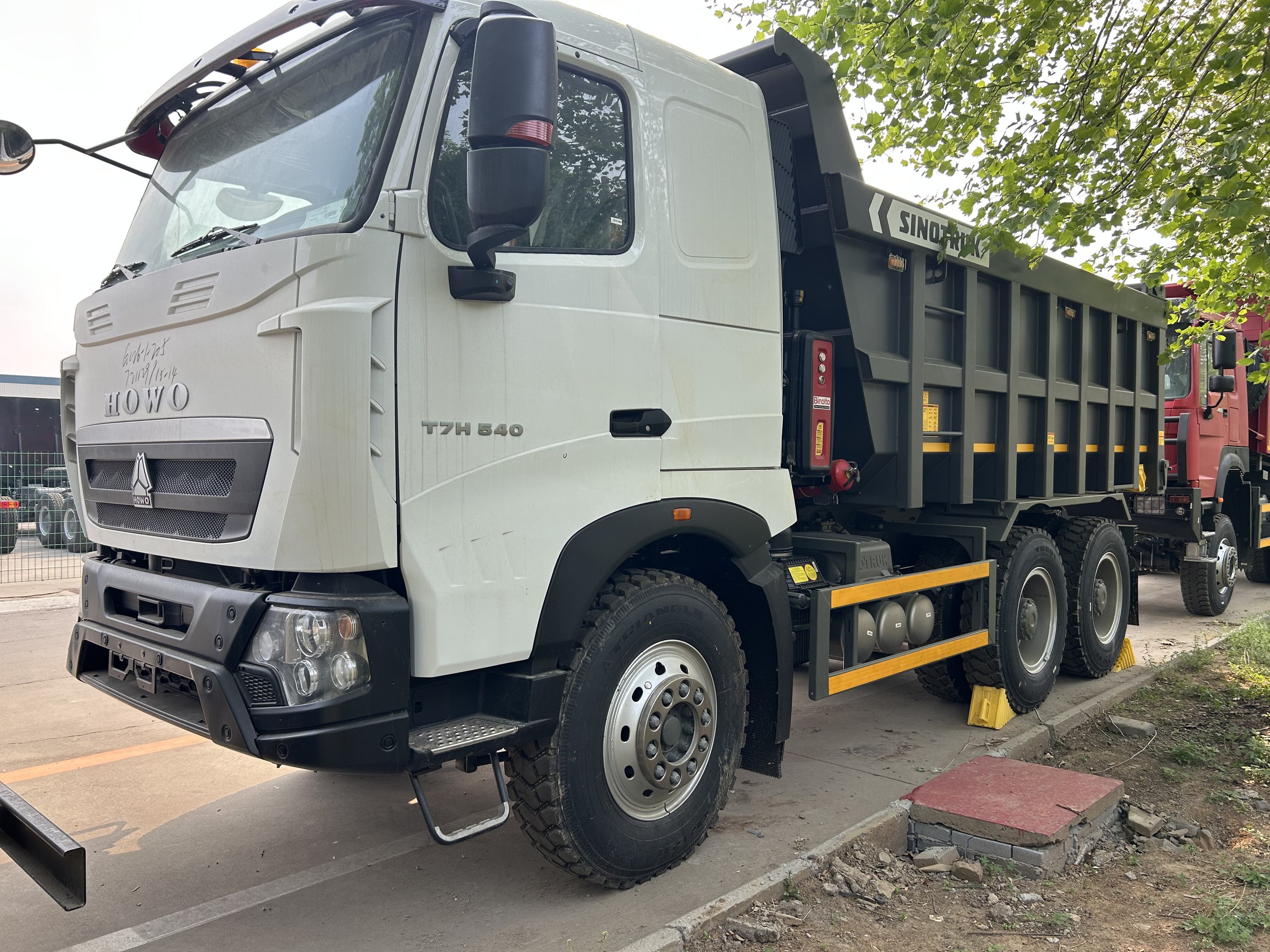 SINOTRUK HOWO T7H 6X4 Heavy Duty Dump Truck with 540 Horsepower and 18 CBM Dump Box SINOTRUK HOWO T7H 6X4 Heavy Duty Dump Truck with 540 Horsepower and 18 CBM Dump Box