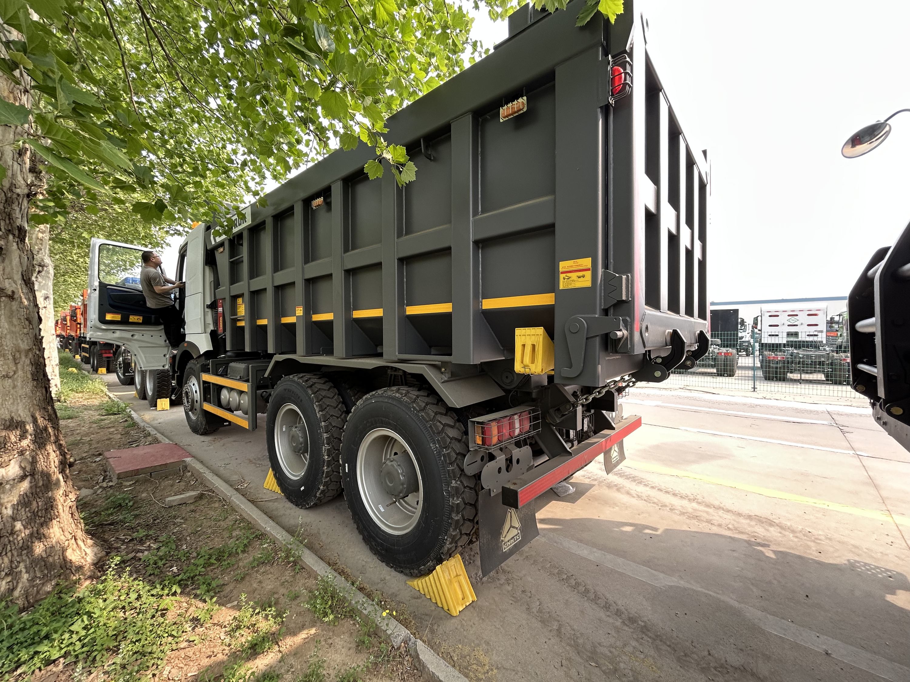 SINOTRUK HOWO T7H 6X4 Heavy Duty Dump Truck with 540 Horsepower and 18 CBM Dump Box