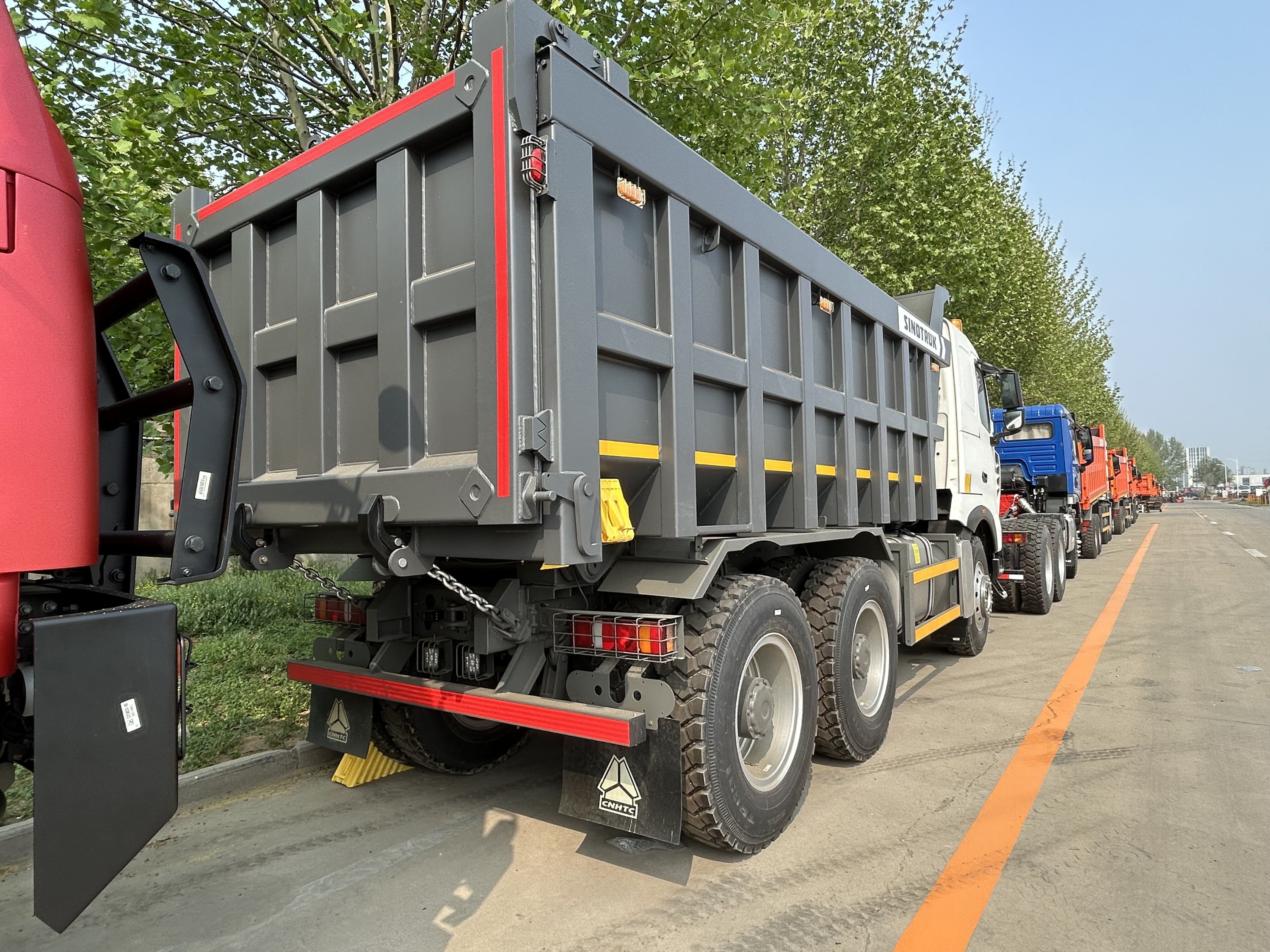 SINOTRUK HOWO T7H 6X4 Heavy Duty Dump Truck with 540 Horsepower and 18 CBM Dump Box