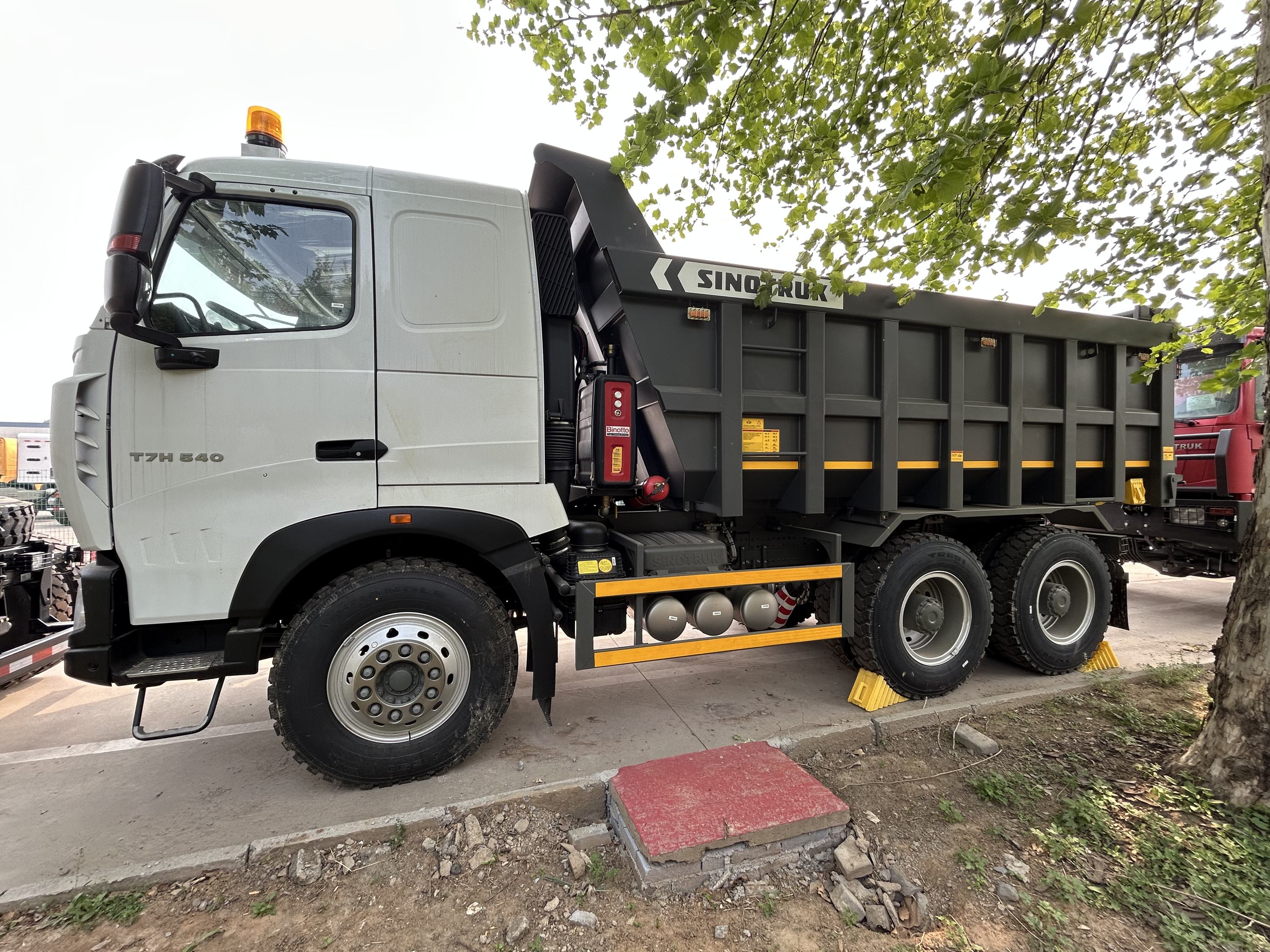 SINOTRUK HOWO T7H 6X4 Heavy Duty Dump Truck with 540 Horsepower and 18 CBM Dump Box