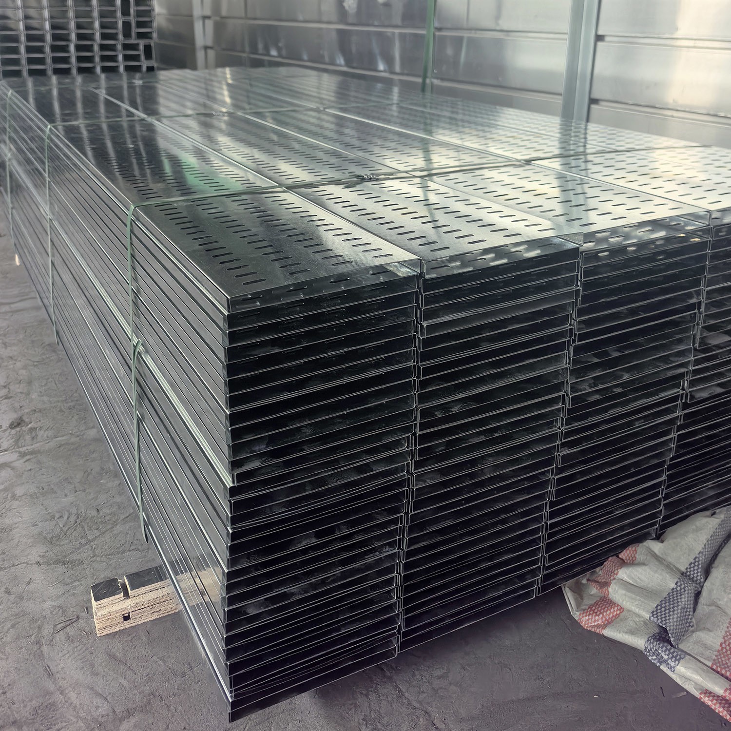 Galvanized Perforated cable tray