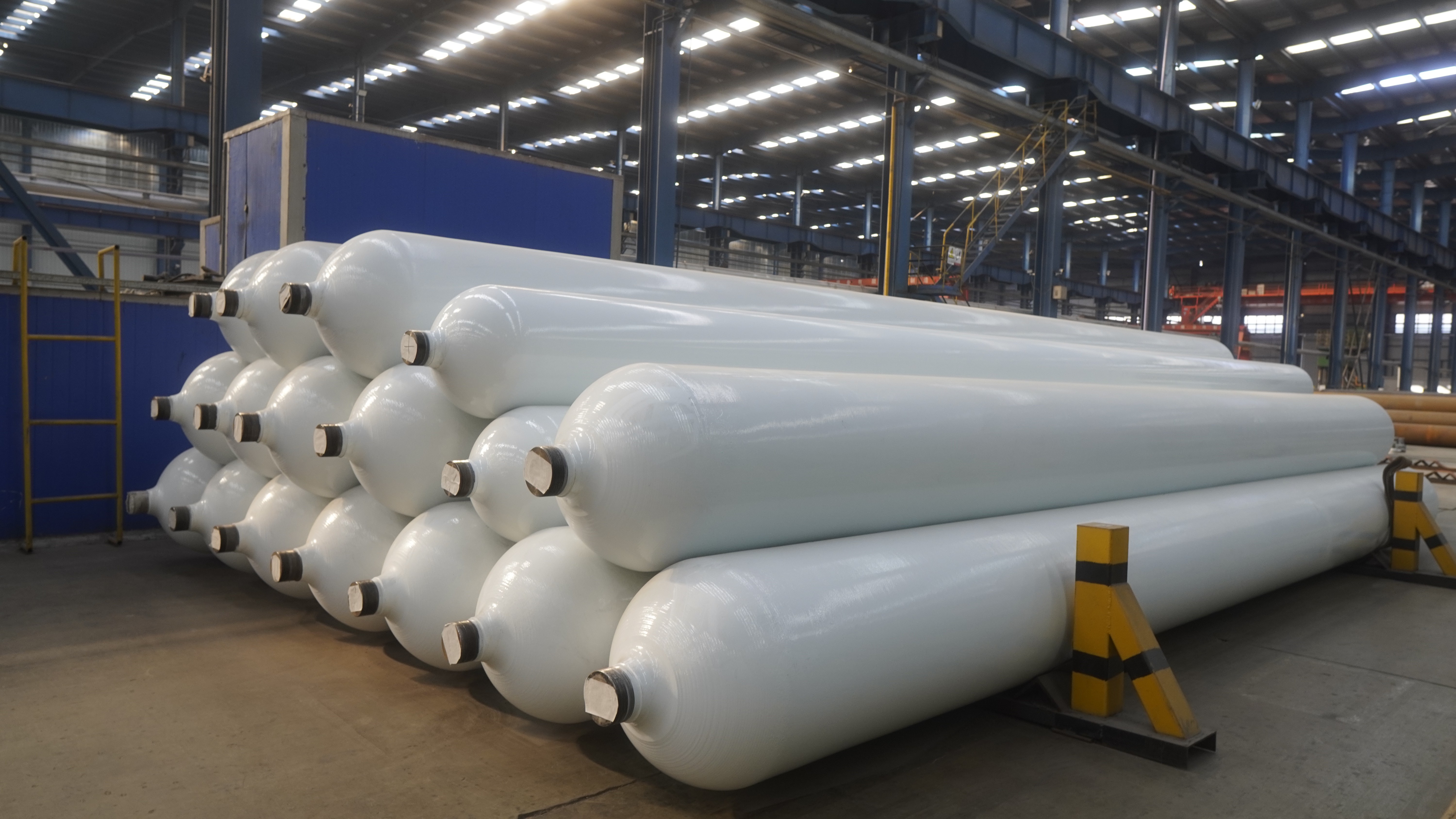 Large-capacity seamless steel compressed natural gas cylinders