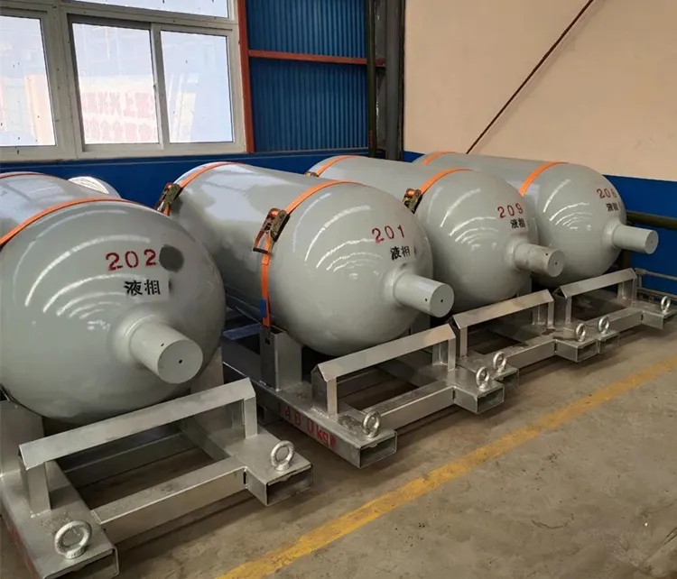 High-purity compressed liquefied gas cylinders
