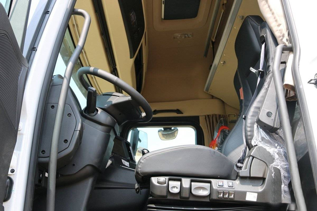 陕汽3 Which top-tier heavy-duty truck offers the most comfort? Jiefang, Dongfeng, Sinotruk, Shacman, or Foton?