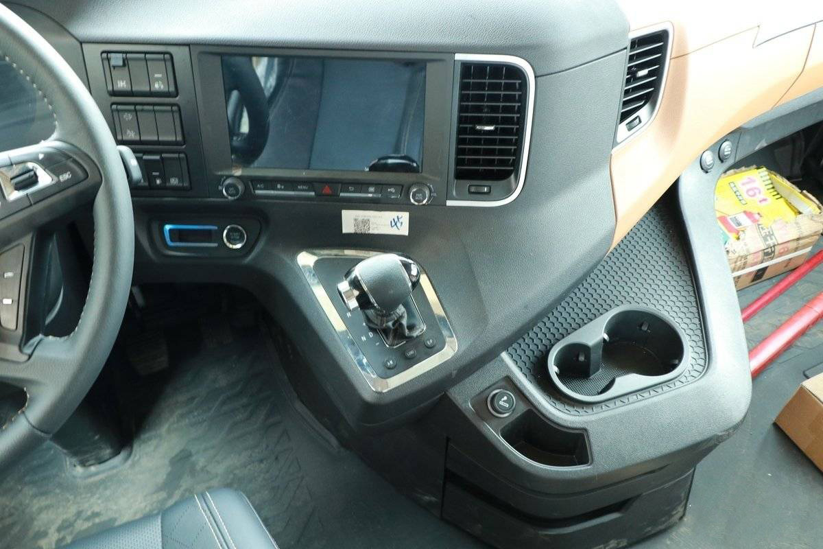 陕汽7 Which top-tier heavy-duty truck offers the most comfort? Jiefang, Dongfeng, Sinotruk, Shacman, or Foton?