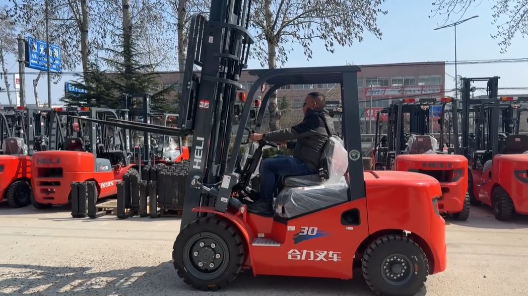 叉车1 Vietnamese Client Visits Heli Forklift Factory to Inspect 3-Ton Automatic Diesel Model