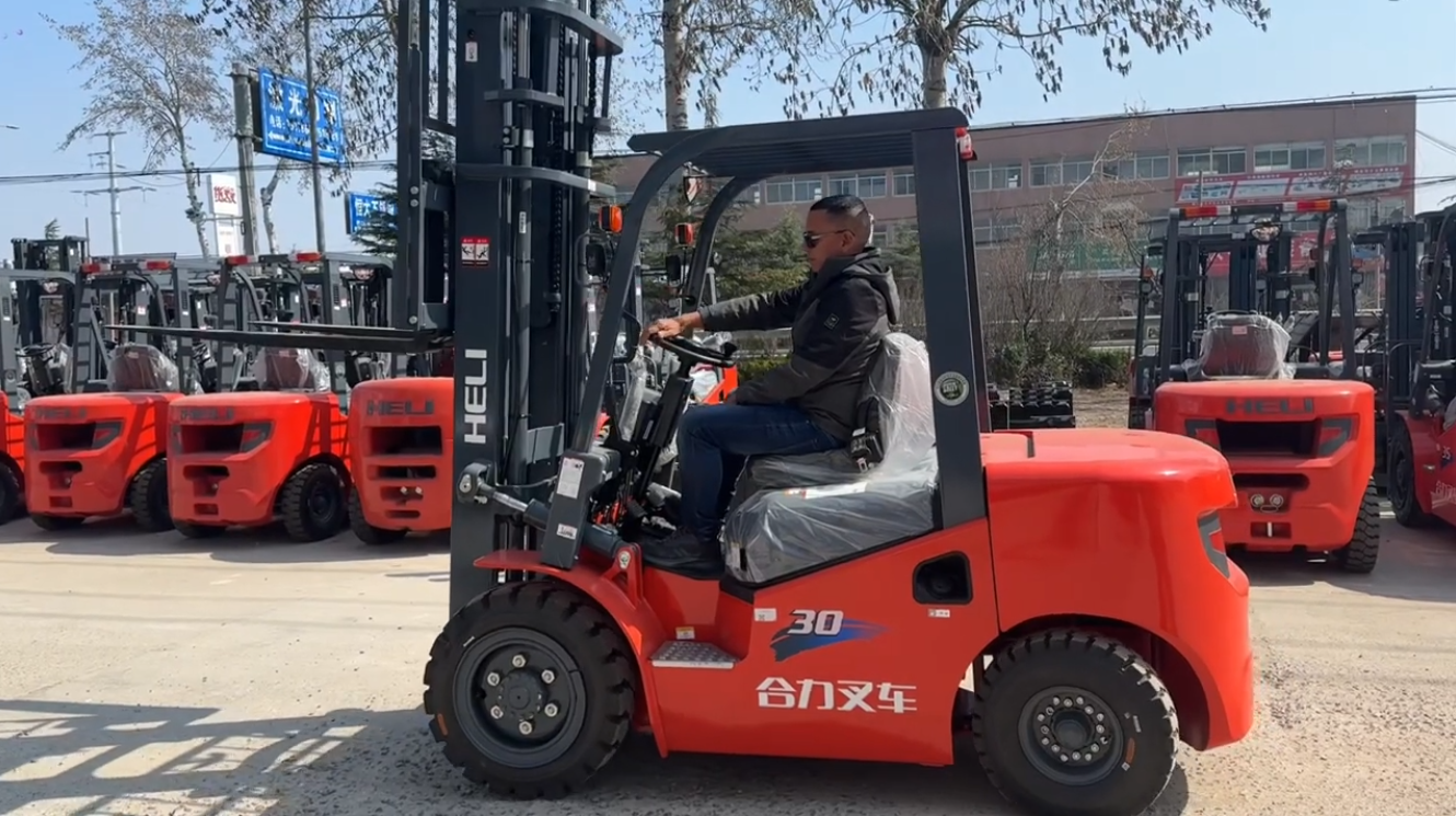 Vietnamese Client Visits Heli Forklift Factory to Inspect 3-Ton Automatic Diesel Model
