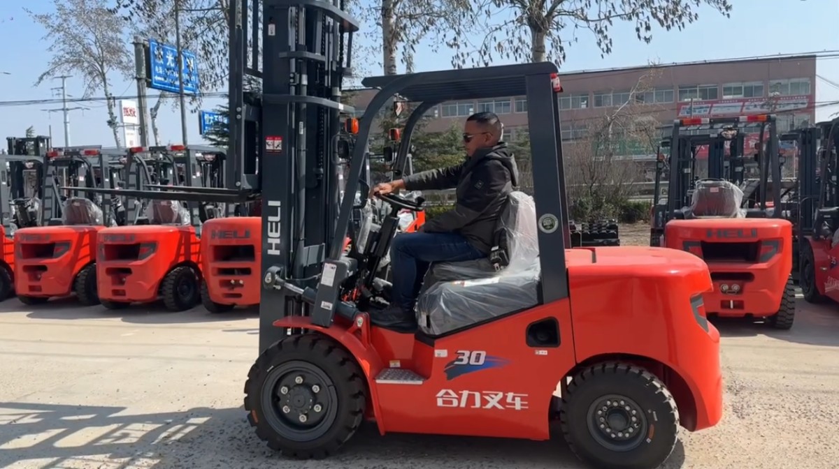 叉车2 Vietnamese Client Visits Heli Forklift Factory to Inspect 3-Ton Automatic Diesel Model
