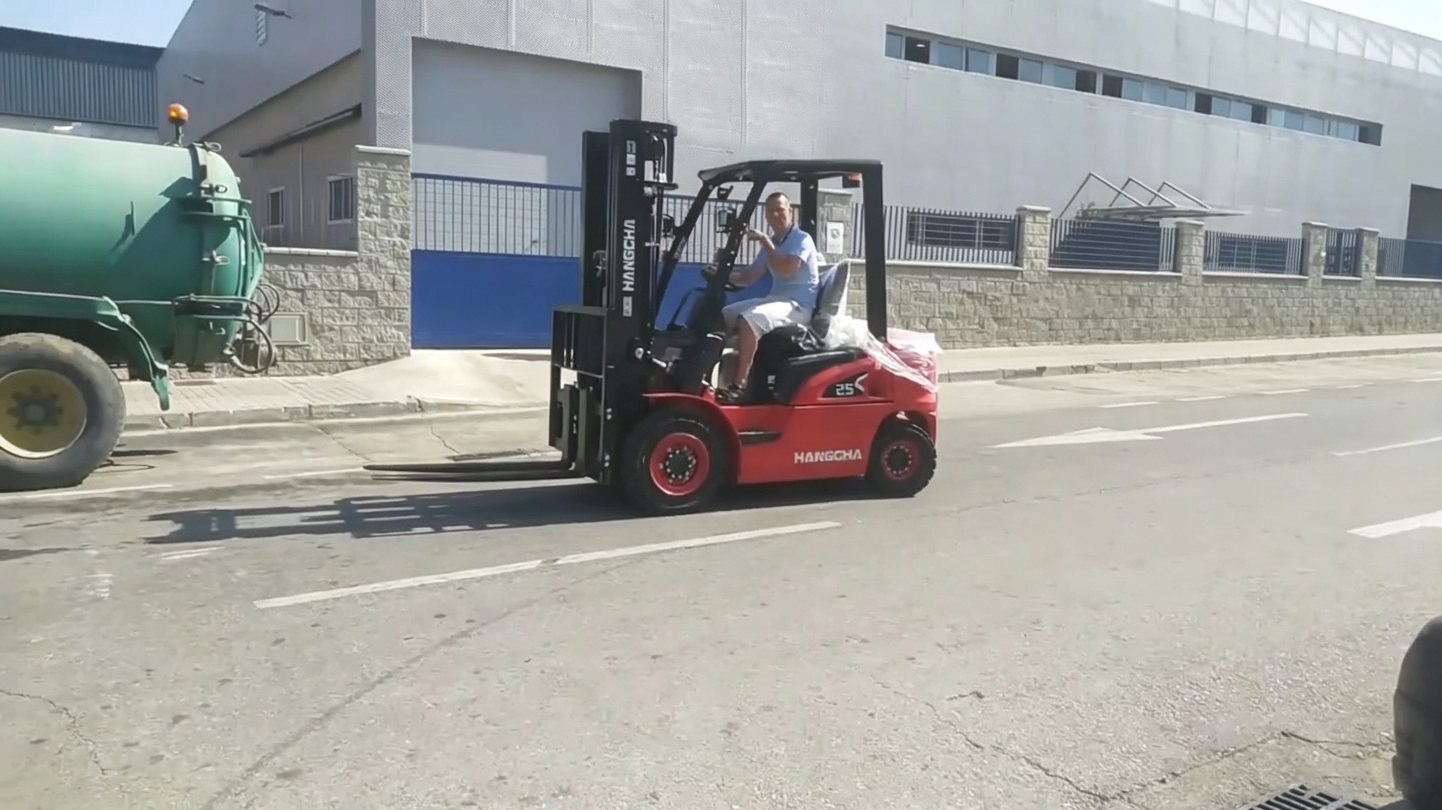 A Spanish industrial customer has purchased a 2.5-ton internal combustion forklift from Hangcha A Spanish industrial customer has purchased a 2.5-ton internal combustion forklift from Hangcha