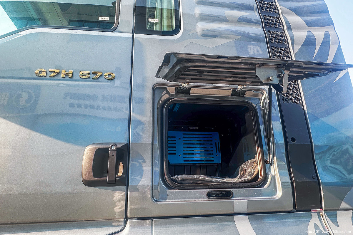 Camion tracteur Sitrak G7h 6X4 de 570 chevaux avec un stock important