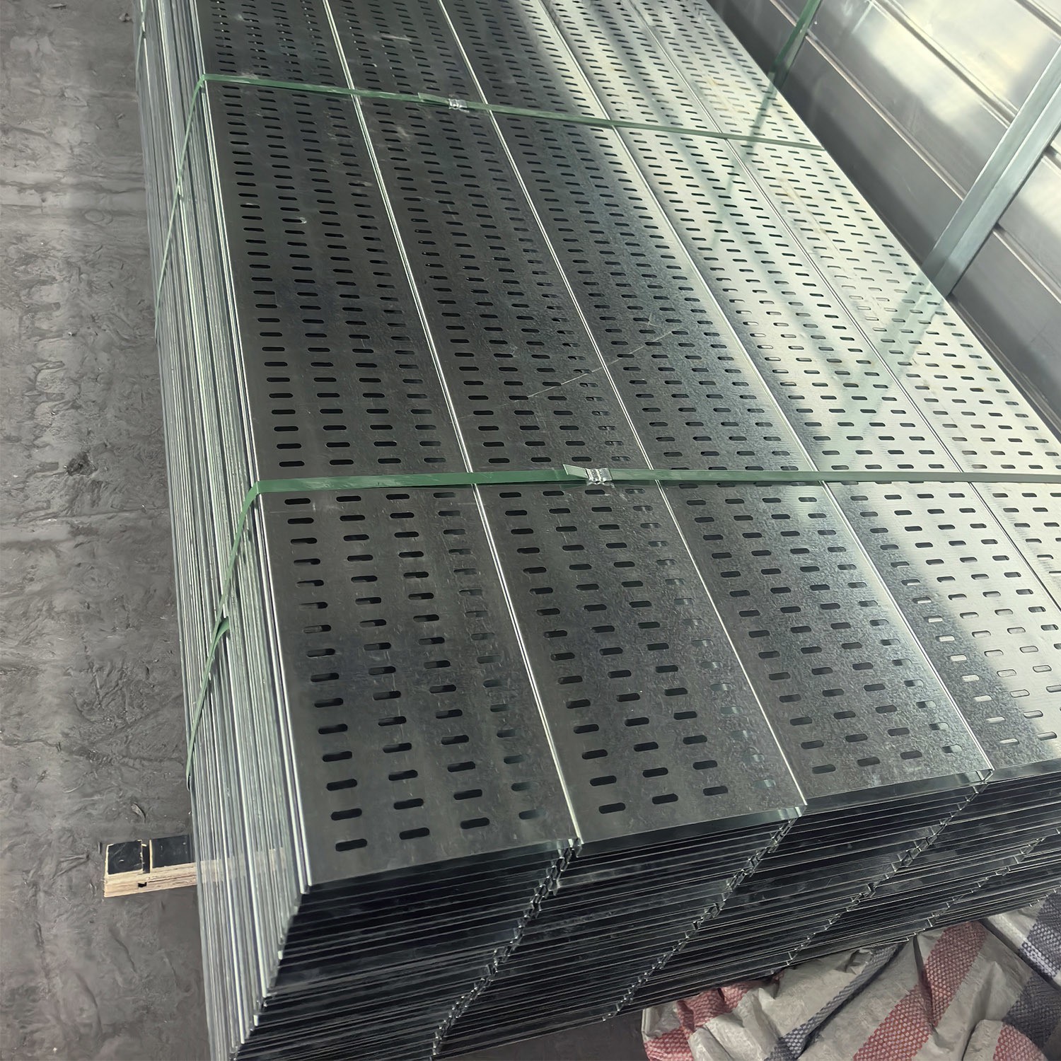 Bandeja portacables perforada galvanizada