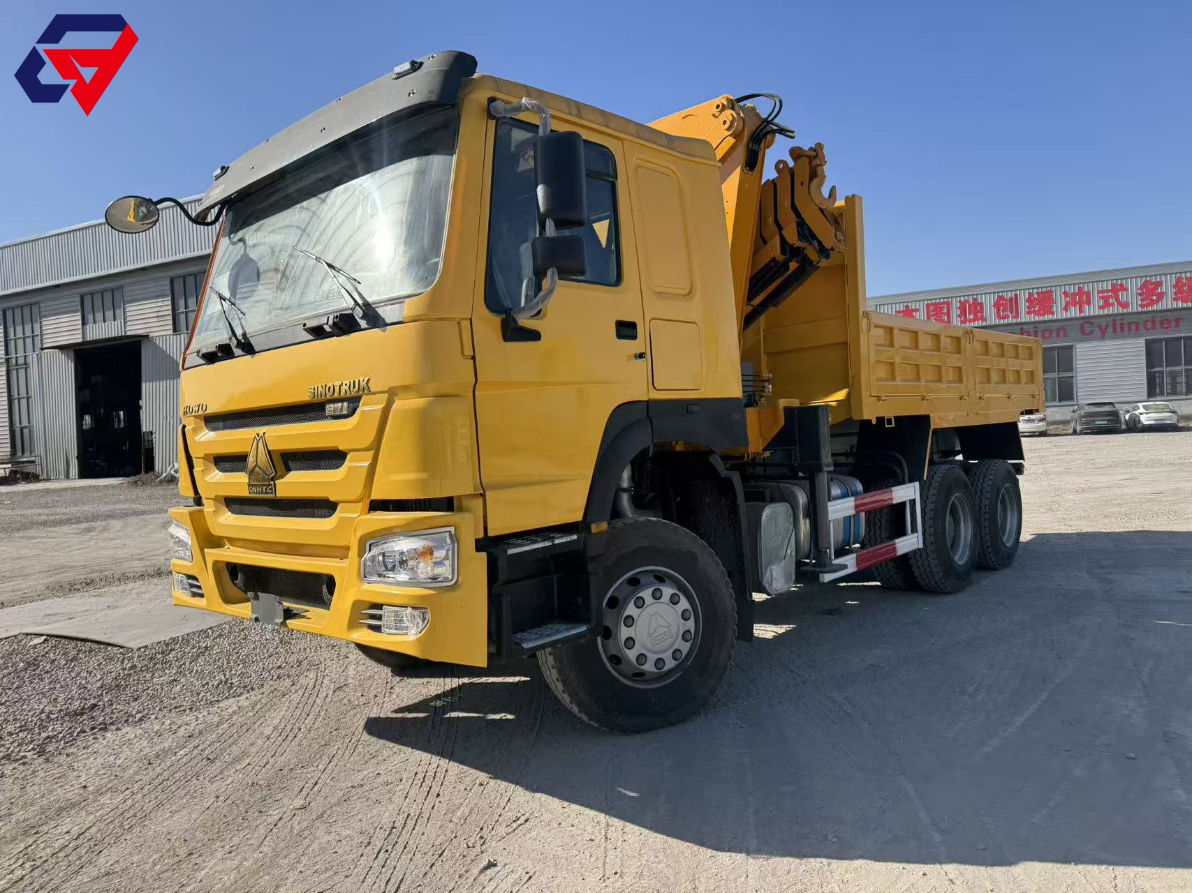 Camion benne HOWO 6×4 avec grue à flèche articulée
