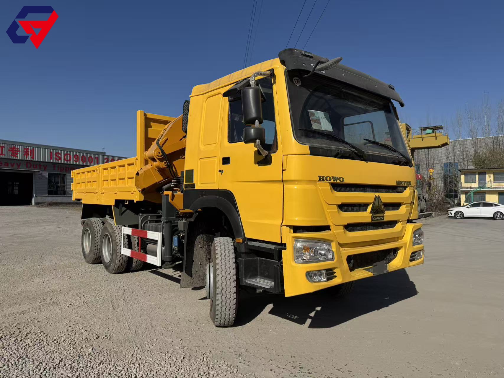 Camion benne HOWO 6×4 avec grue à flèche articulée
