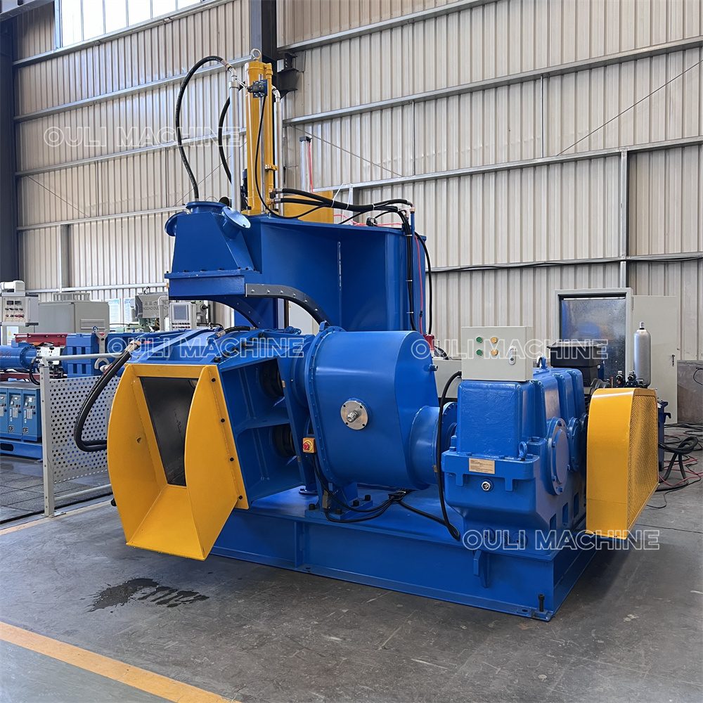 Hydraulic ram rubber kneader machine