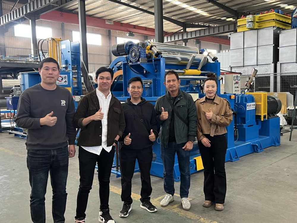 Indonesian customer team made a special trip to our factory to place an on-site equipment order. 