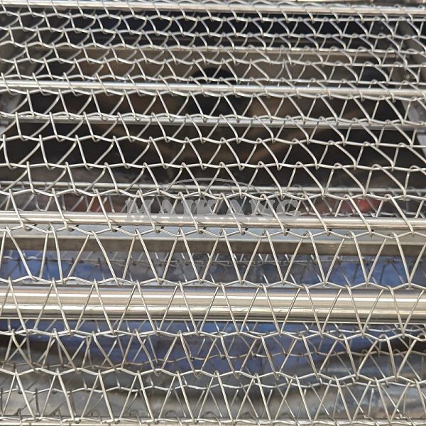 Utilisation d'une chaîne maillée en SUS304 pour transporter les plateaux à œufs, et équipée d'une tige de guidage pour le serrage.