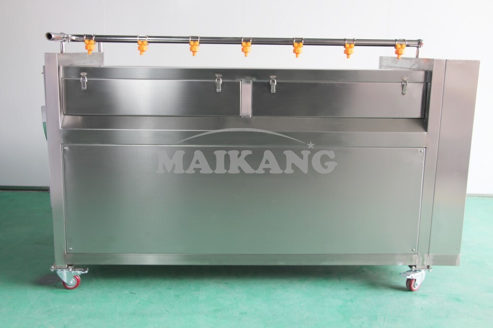 Machine à éplucher et laver à brosses