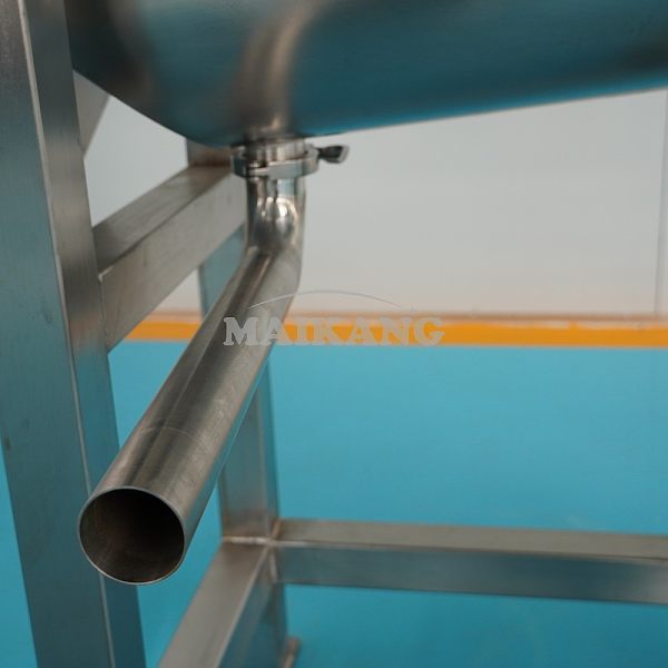 La machine est équipée d'un tuyau de sortie de jus lisse, de qualité alimentaire, pour un écoulement de jus hygiénique et sans obstruction.