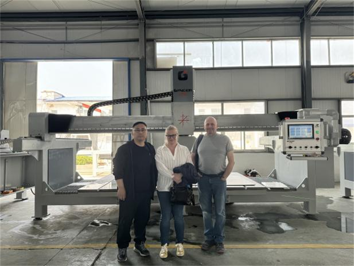 Visite de l'usine par des clients étrangers