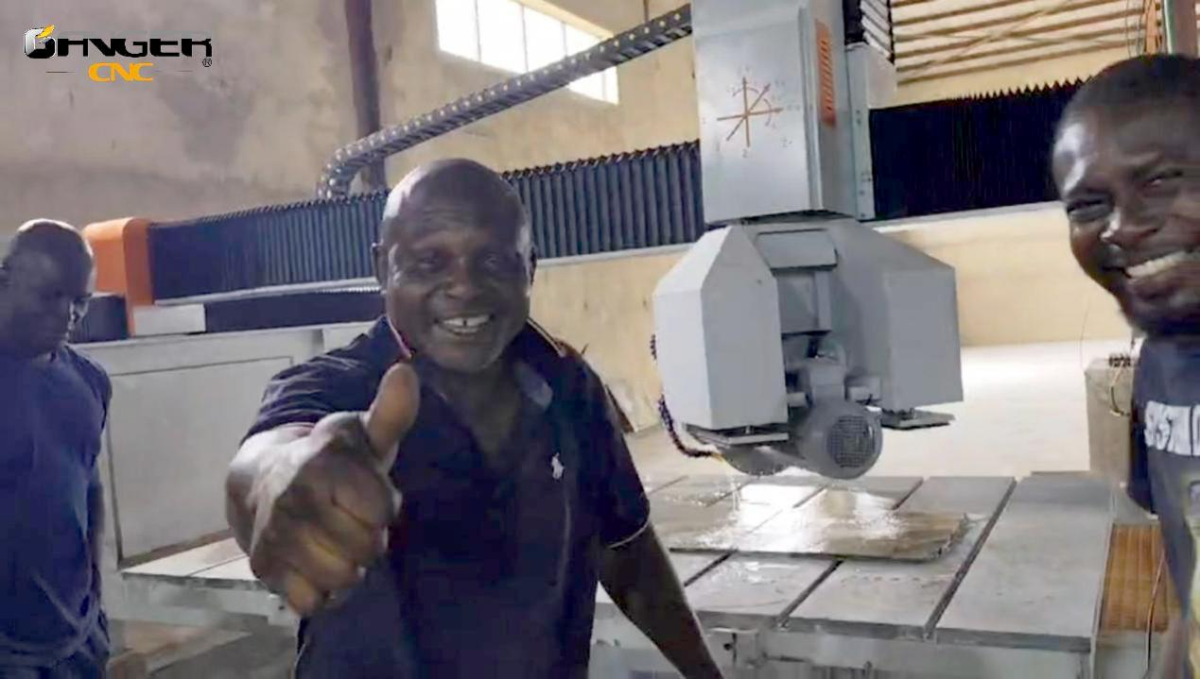 Ingénieur installant et formant sur la scie à pont 5 axes et le centre CNC pour plans de travail au Nigeria Ingénieur installant et formant sur la scie à pont 5 axes et le centre CNC pour plans de travail au Nigeria