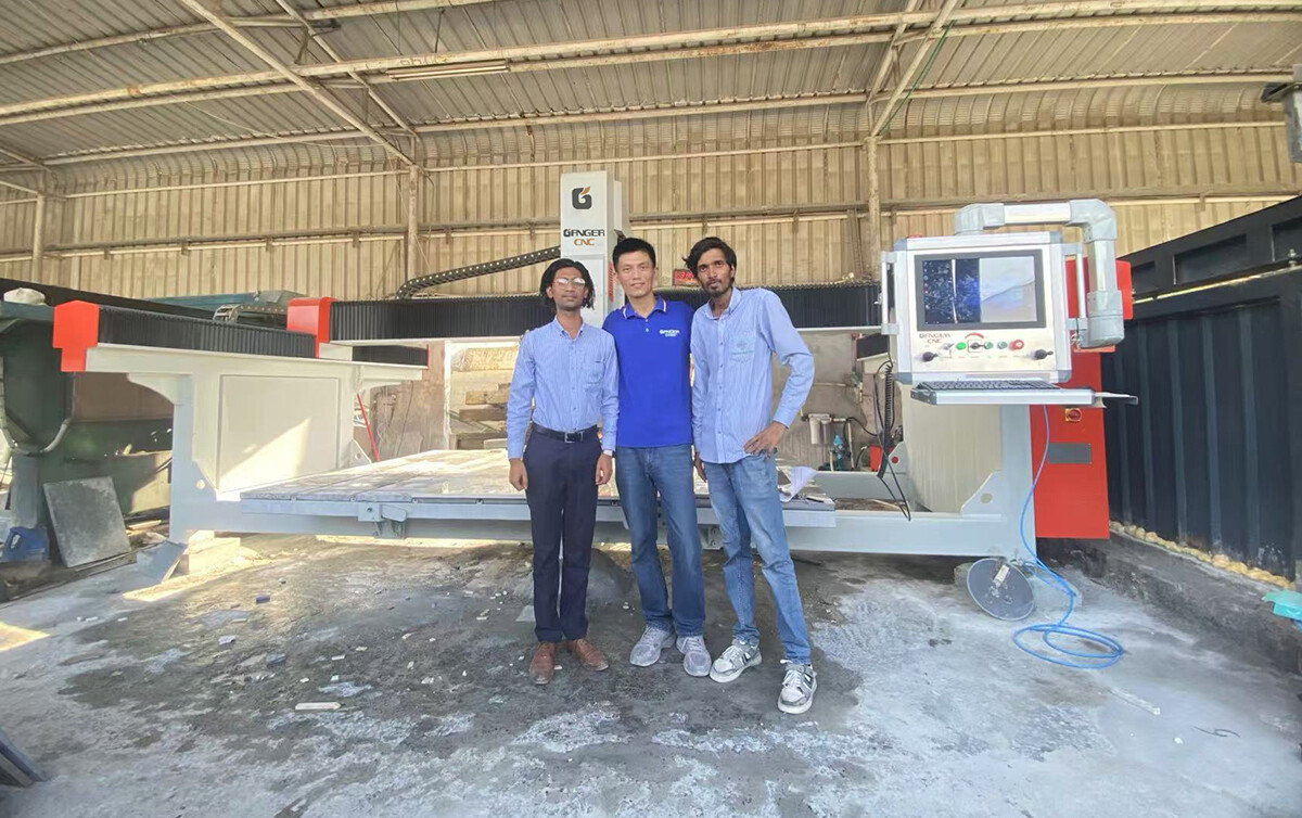 Formation sur la scie à pont 5 axes GQ-3220D aux Émirats Arabes Unis Formation sur la scie à pont 5 axes GQ-3220D aux Émirats Arabes Unis