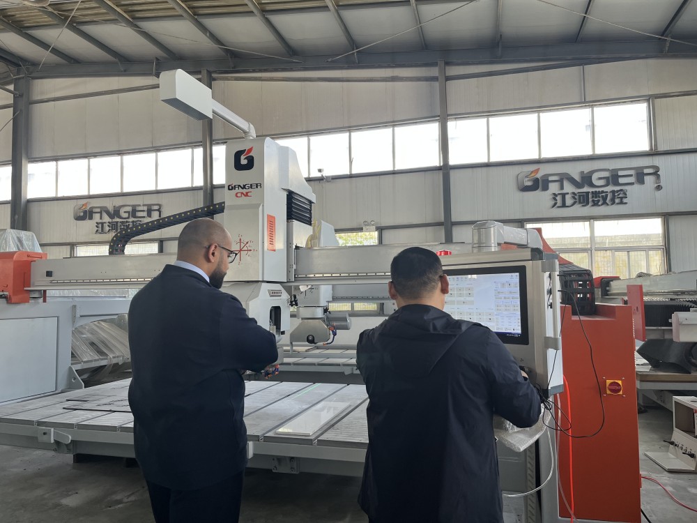 Le client d'Oman visite Ganger cnc et inspecte la scie à pont 5 axes