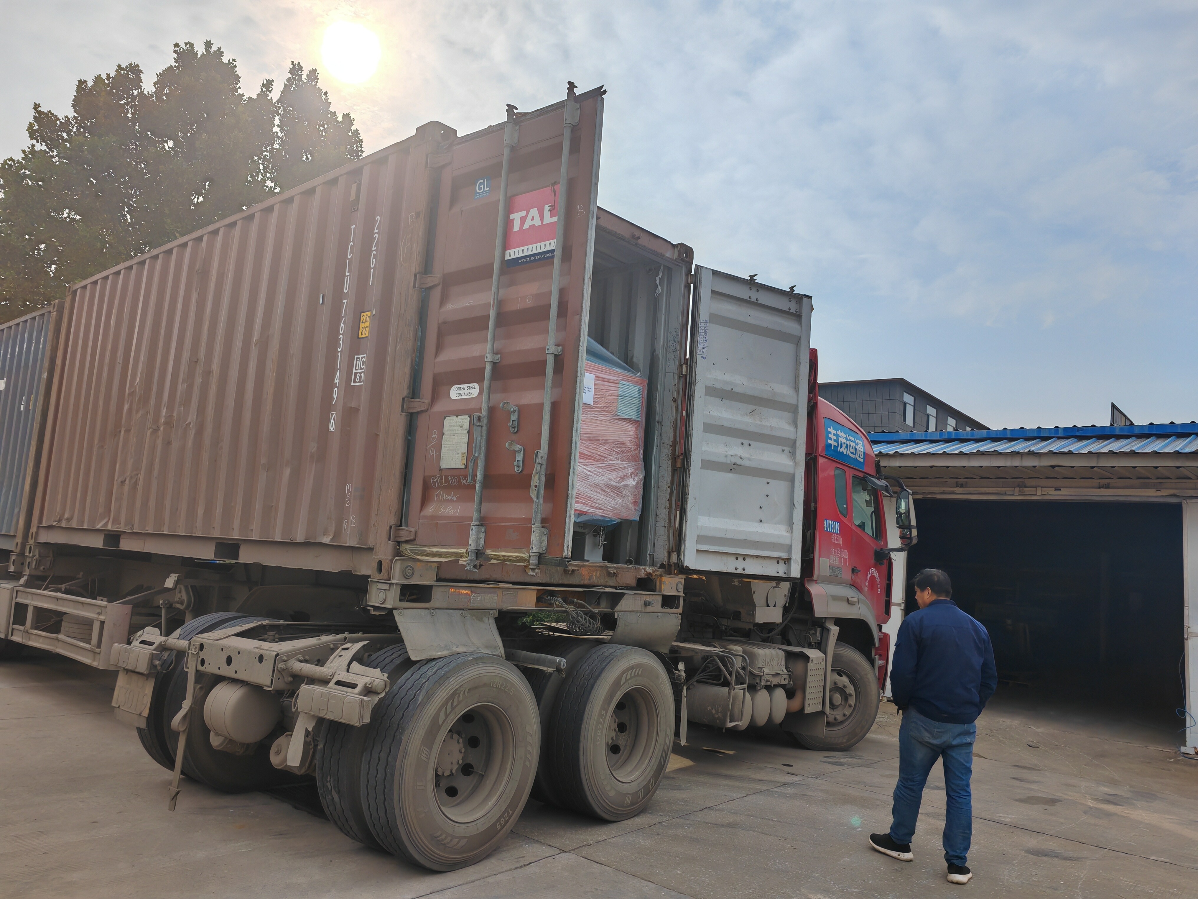 GANGER CNC livre une scie à pont à 5 axes GQ-3220DS en Europe