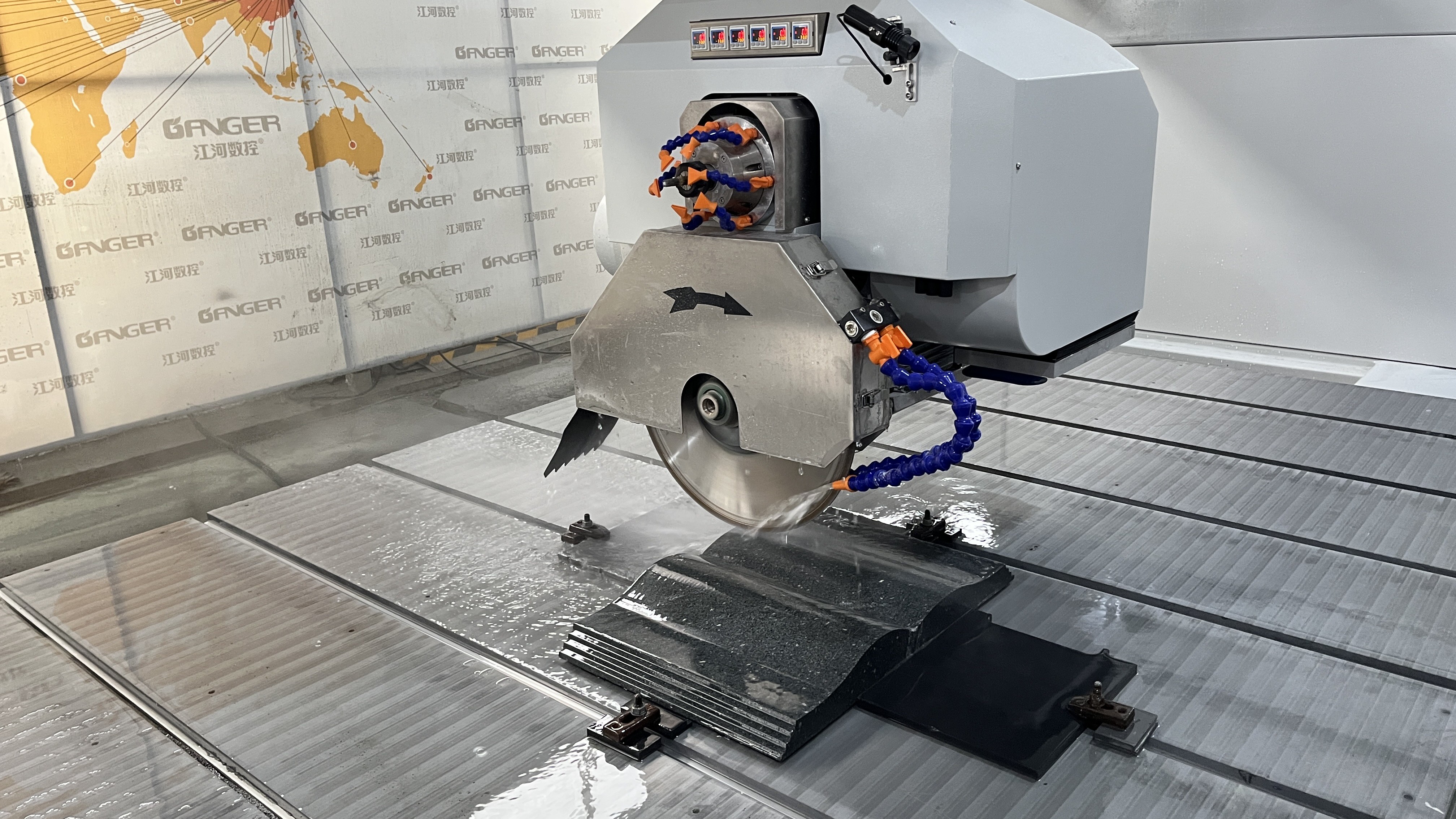 Nouvelle mise à niveau ! Machine de découpe à pont 5 axes (5+1) GQ-35ESM en action !