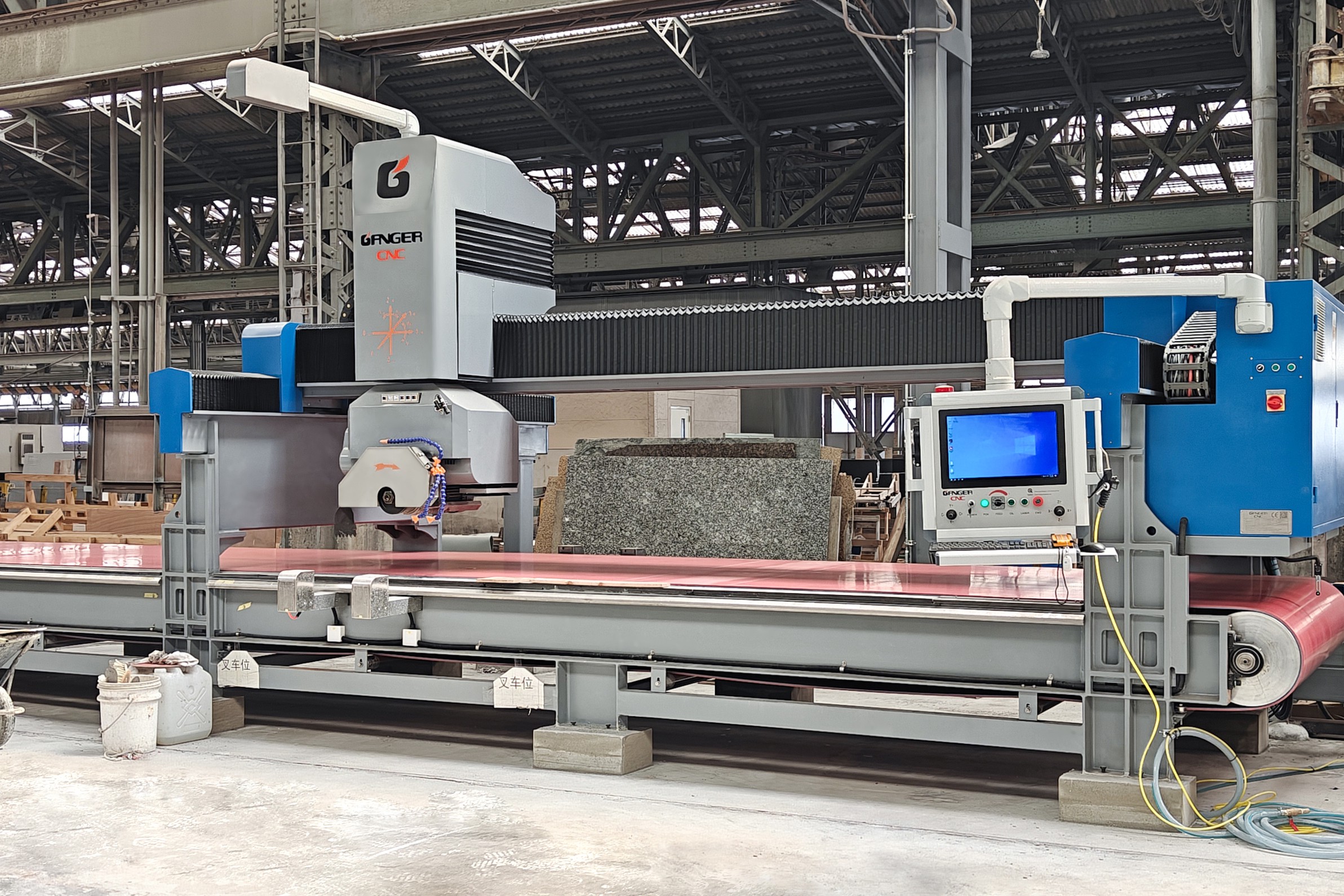  GANGER CNC achève la formation sur site pour la ligne automatique de pierre GQ-3220DL dans les installations d’un client japonais