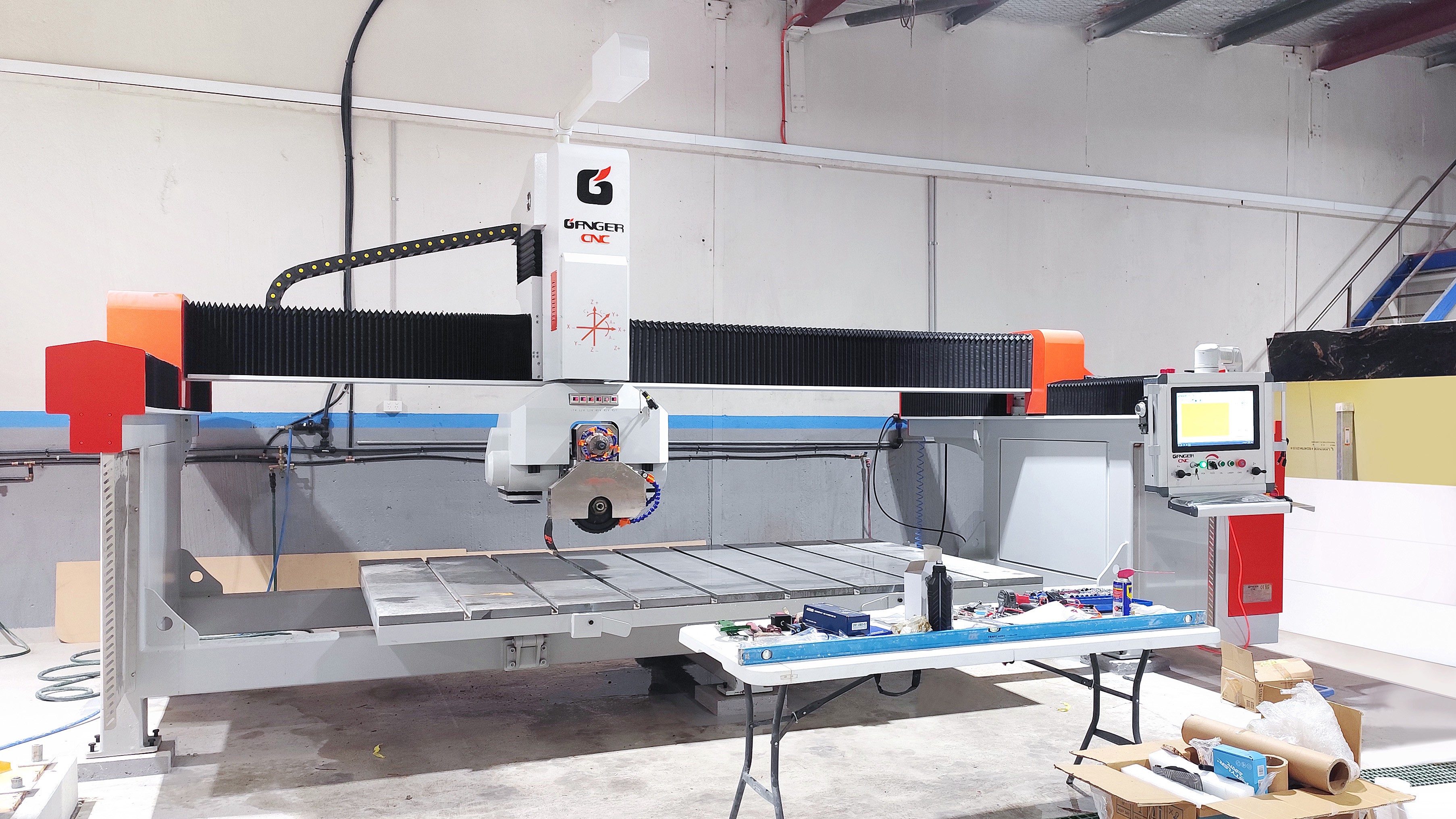 Formation sur site GANGER CNC sur GQ-3220DSM (scie à pont à axe Formation sur site GANGER CNC sur GQ-3220DSM (scie à pont à axe