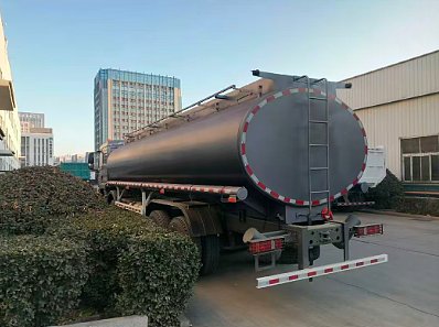 HOWO TX Fuel Tanker (1)