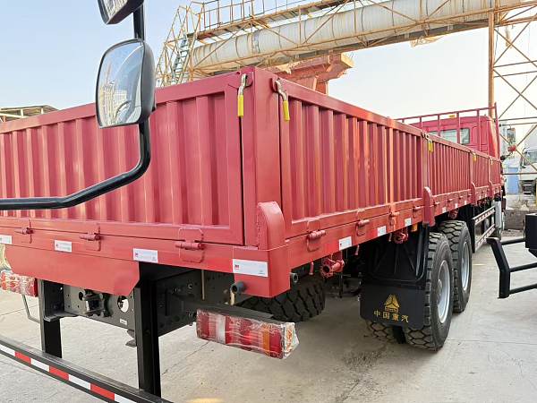 Flatbed truck right rear