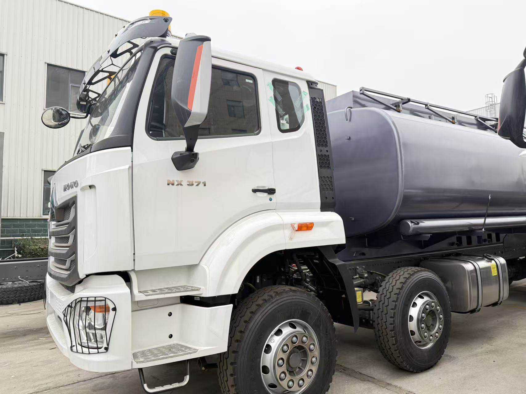 HOWO NX 8×4 Fuel tank truck