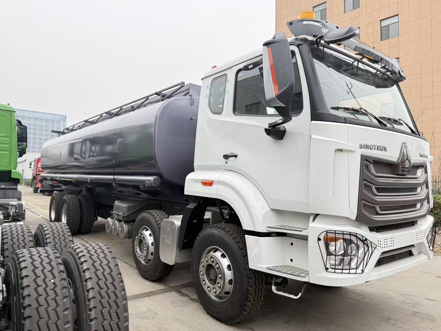 HOWO NX 8×4 Fuel tank truck