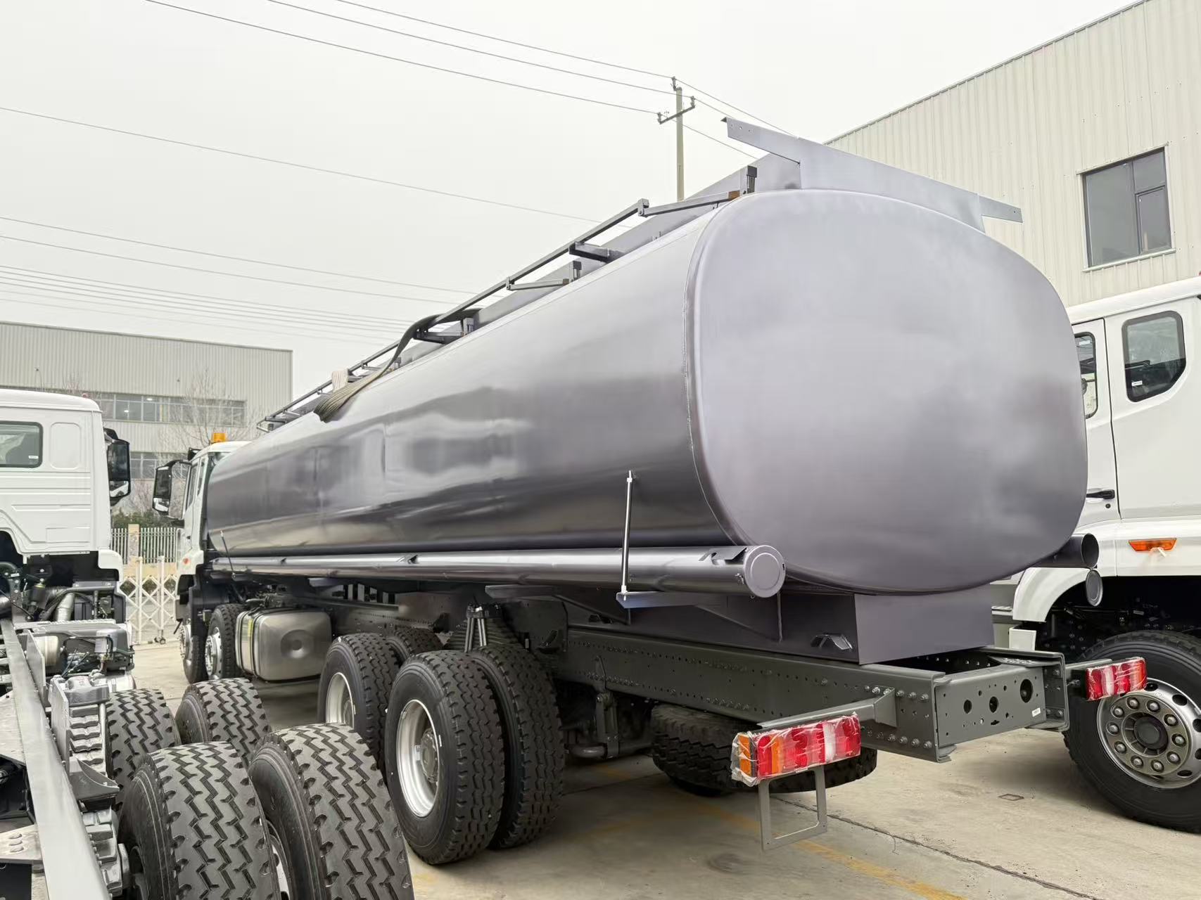 HOWO NX 8×4 Fuel tank truck