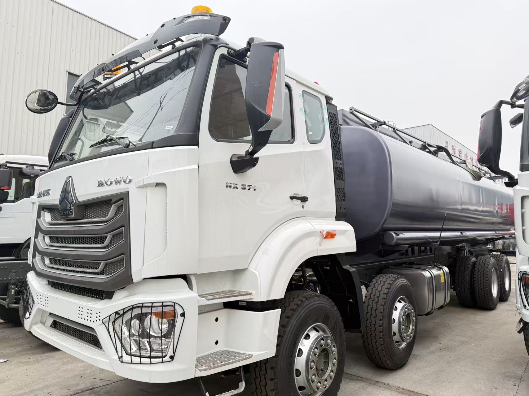 HOWO NX 8×4 Fuel tank truck