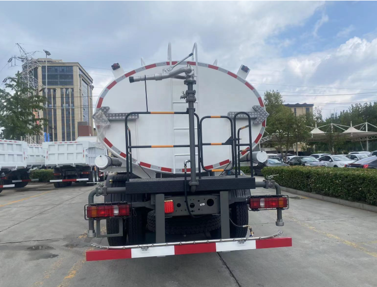 HOWO NX 6×4 Sprinkler trucK