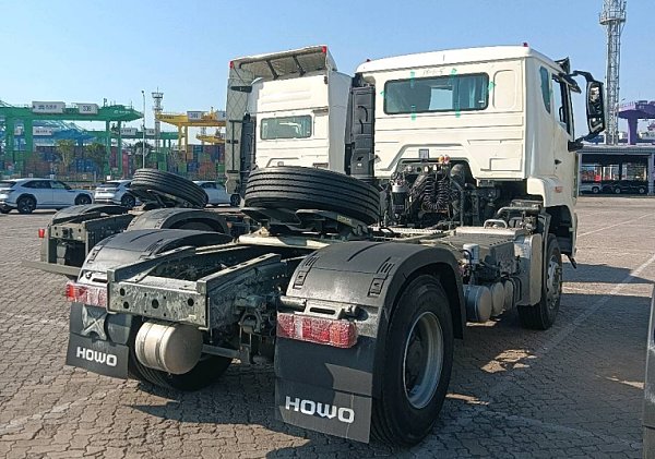 HOWO NX 4×2 tractor truck (6)