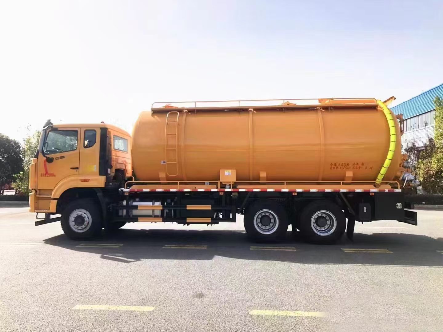 HOWO NX 6×4 Vacuum truck