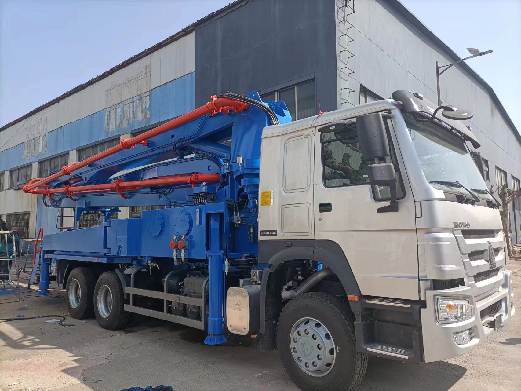CONCRETE PUMP TRUCK