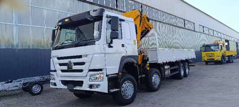 HOWO 7 Fold Arm Crane Truck