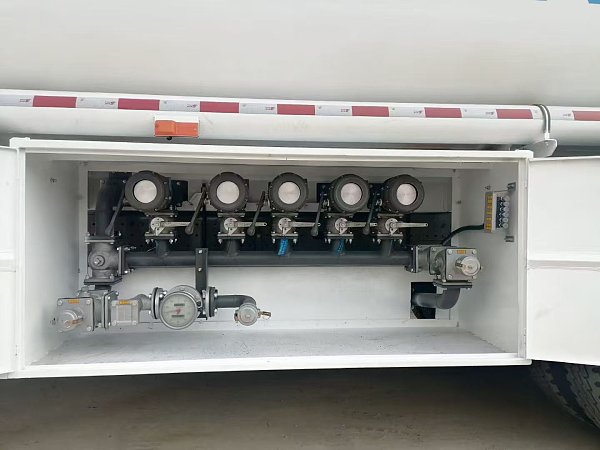 HOWO 8×4 fuel tanker (4)